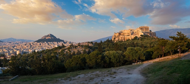 Foto templo icônico de partenon na acrópole de atenas, grécia