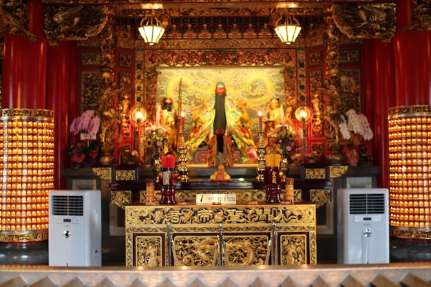 Templo iluminado por la noche