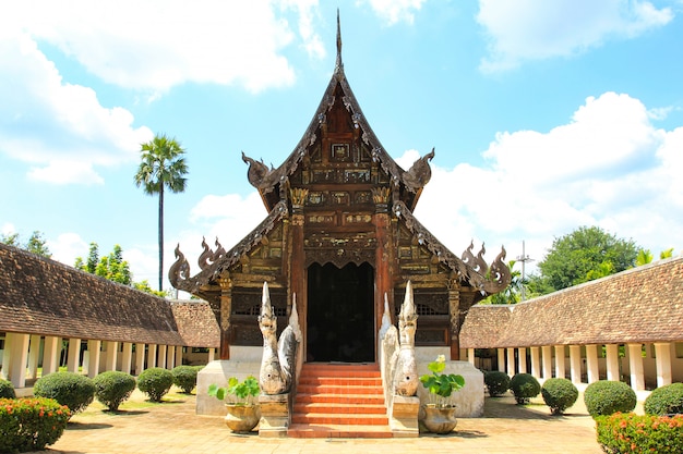 Templo Intharawat o Wat Ton Kwen en Chiang Mai, Tailandia.