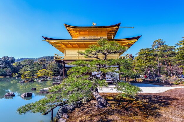 Templo junto al lago y los árboles contra el cielo azul claro