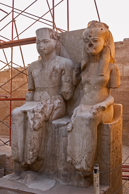 Templo de Karnak Esculturas colosales del antiguo Egipto en el valle del Nilo en Luxor Jeroglíficos grabados en la paredx9