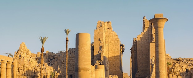 Templo de Karnak Esculturas colosales del antiguo Egipto en el valle del Nilo en Luxor Jeroglíficos grabados en la paredx9