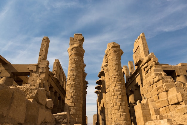 Templo de Karnak, esculturas colosales del antiguo Egipto en el valle del Nilo en Luxor.