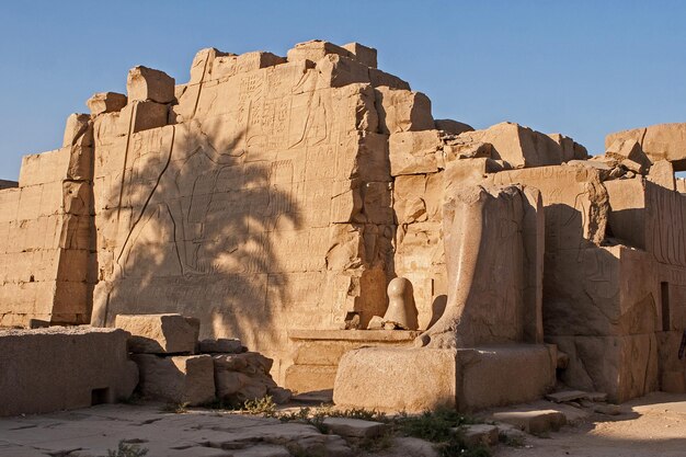 Templo de Karnak Esculturas colosales del antiguo Egipto en el valle del Nilo en Luxor
