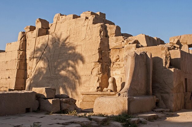 Templo de Karnak, esculturas colosales del antiguo Egipto en el valle del Nilo en Luxor.