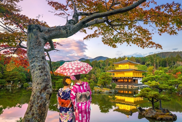 Templo Kinkakuji en Kyoto, Japón en otoño al atardecer