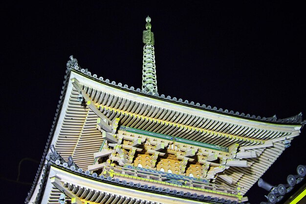 Templo Kiyomizu-dera en la noche, Kioto, Japón