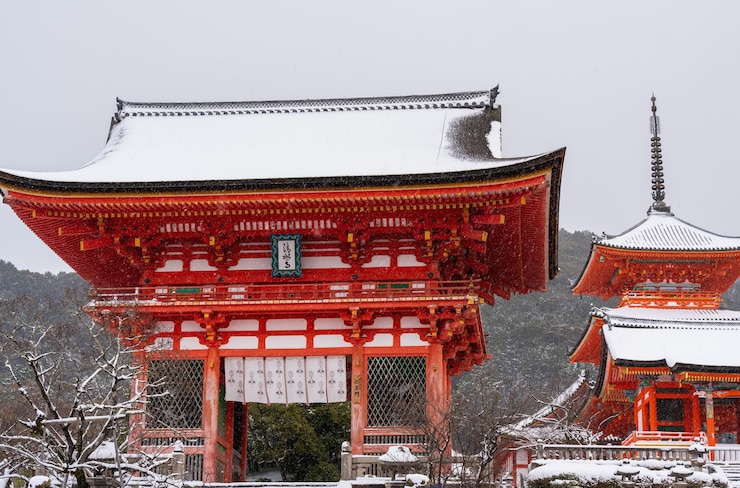 Templo Kiyomizu Puerta de Deva con nieve en invierno Kioto Japón Traducción en japonés Kiyomizudera