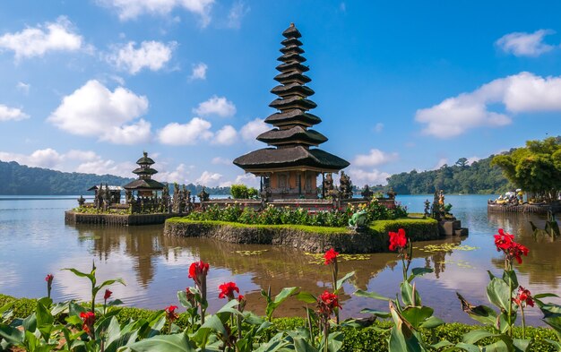 Templo en el lago ulun danu Bratan