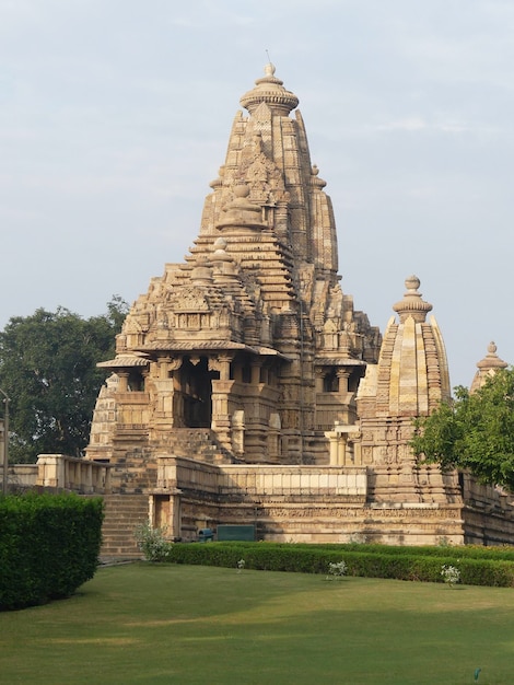 El templo de Lakshmana fue construido por la dinastía Chandela alrededor del año 950 a.C. en Khajuraho, India.