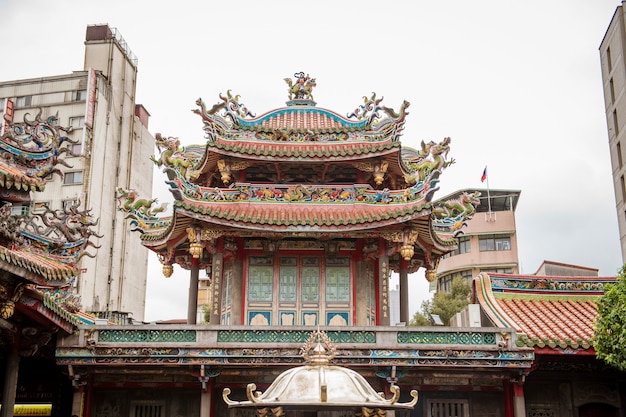 El templo de Longshan en el centro de Taipei en Taiwán