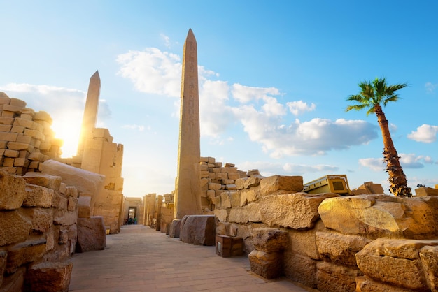 Templo de Luxor Karnak. El pilón con cielo azul