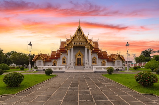 Templo de mármol en Bangkok al atardecer