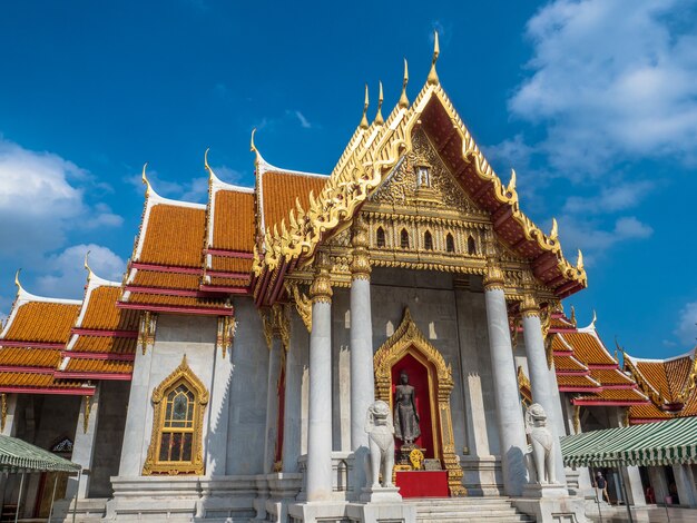 Templo de mármol con el cielo azul, Bangkok, Tailandia.