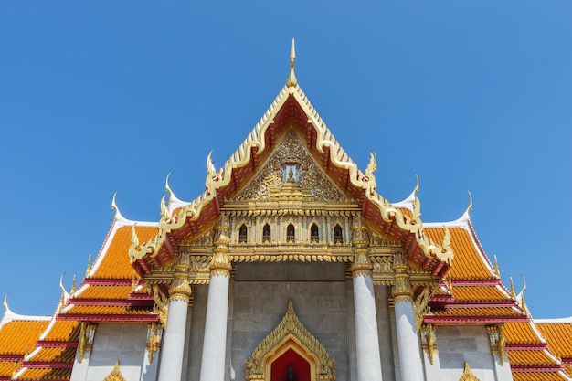 El templo de mármol es un hito de Bangkok Tailandia bajo un cielo azul