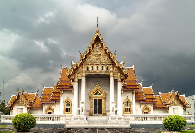 Templo de mármol tailandés o wat benchamabophit bangkok