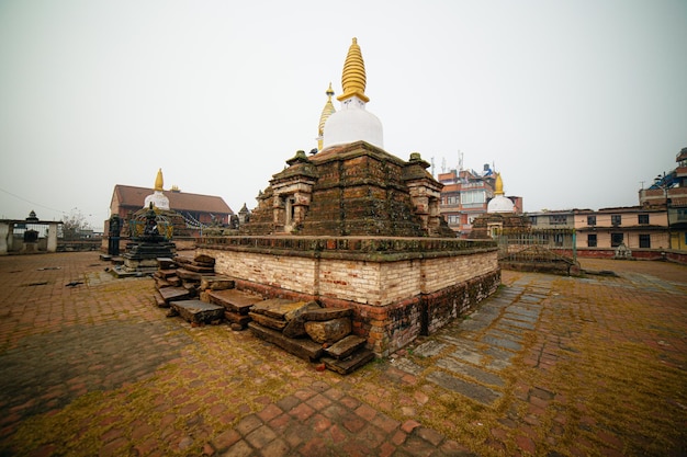 Un templo en medio de una ciudad.