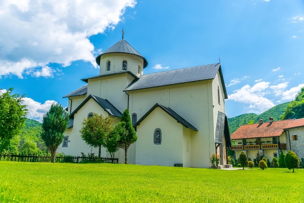 El templo del Monasterio Moraca se encuentra en los cañones del río Montenegro