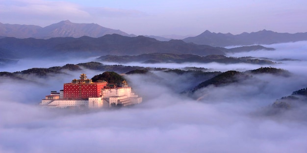 Templo en la montaña con niebla por la mañana