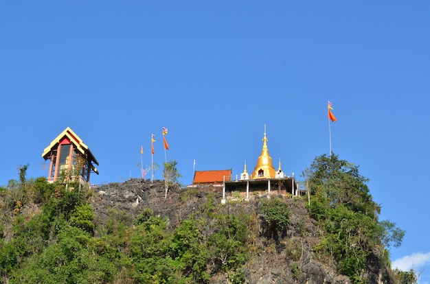 Templo en la montaña Thong Pha Phom temple, Kanchanaburi, Tailandia