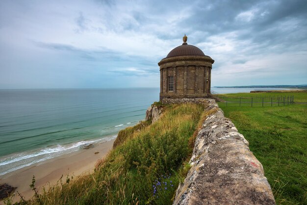 Templo Mussenden localizado em altas falésias perto de Castlerock na Irlanda do Norte