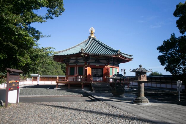 Foto el templo naritasan shinshoji es un popular complejo de templos budistas en la ciudad de narita.