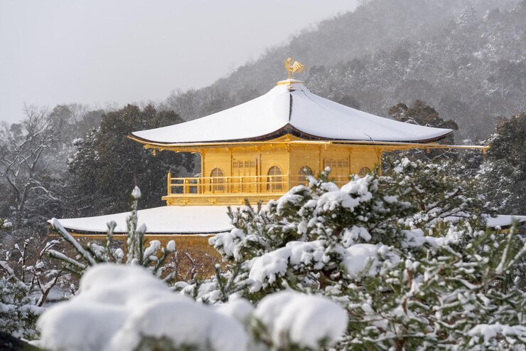 Templo Nevado Kinkakuji en invierno Famosa atracción turística en Kioto Japón El Pabellón Dorado