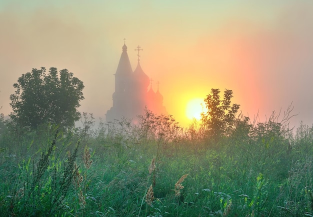 El templo en la niebla al amanecer.