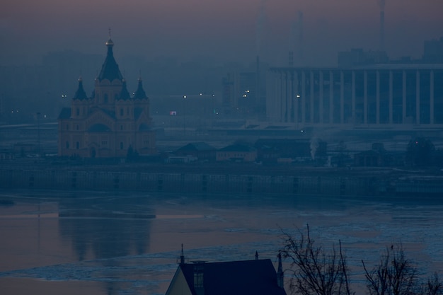 Templo, Nizhny Novgorod. Puesta de sol de invierno