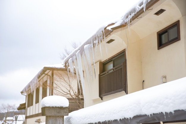 Templo no Japão no inverno coberto de neve