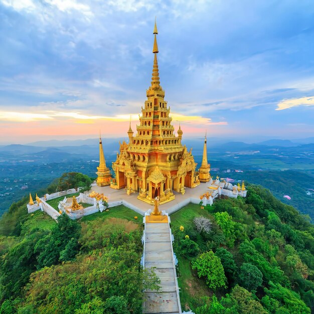 Foto templo no topo da montanha no palácio khao wang durante o festival petchaburi tailândia