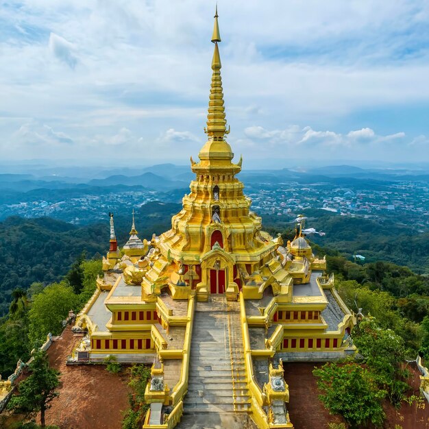 Foto templo no topo da montanha no palácio khao wang durante o festival petchaburi tailândia