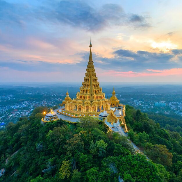 Templo no topo da montanha no Palácio Khao Wang durante o festival Petchaburi Tailândia