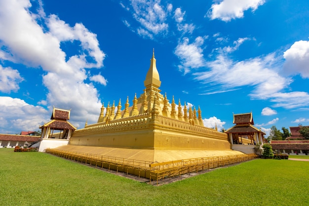 Foto templo de oro en laos.