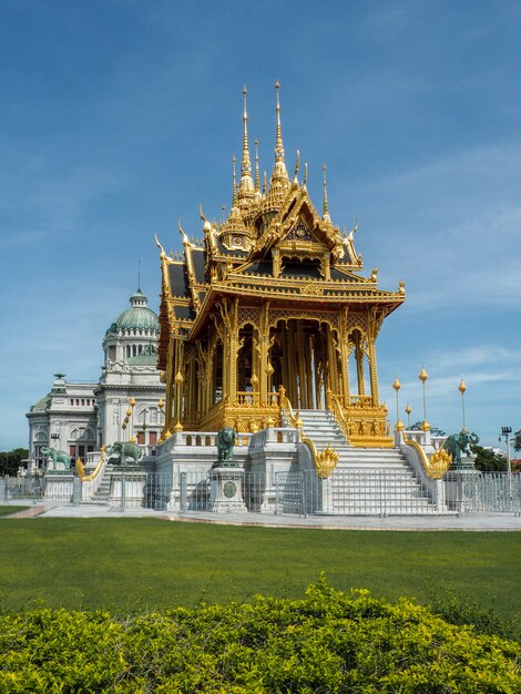 Un templo de oro en la residencia real en Tailandia