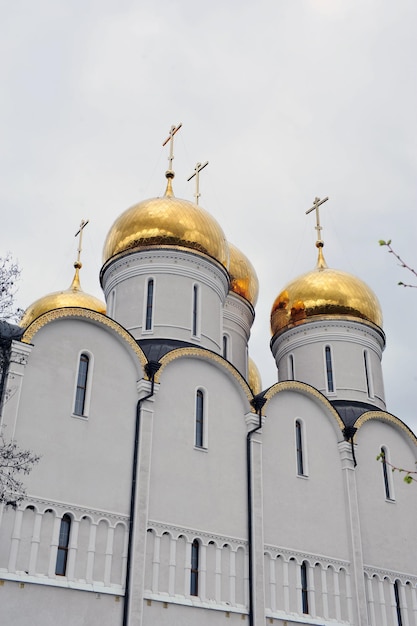Templo ortodoxo con cúpulas sobre un fondo de nubes y cielo