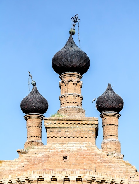 El templo ortodoxo destruido contra el cielo