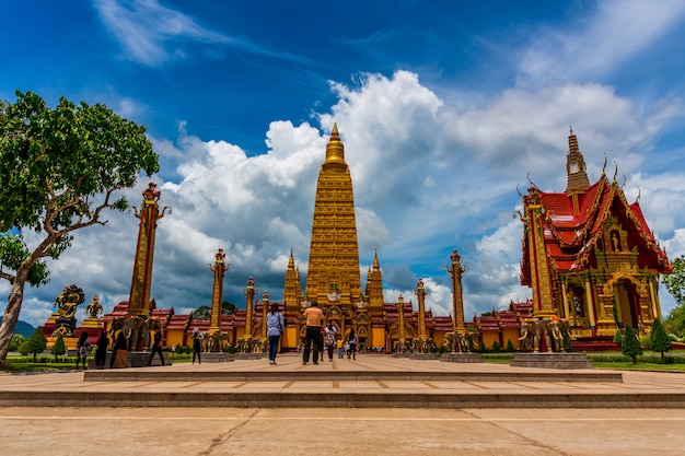 Foto templo con pagoda y cielo azul a la luz del día