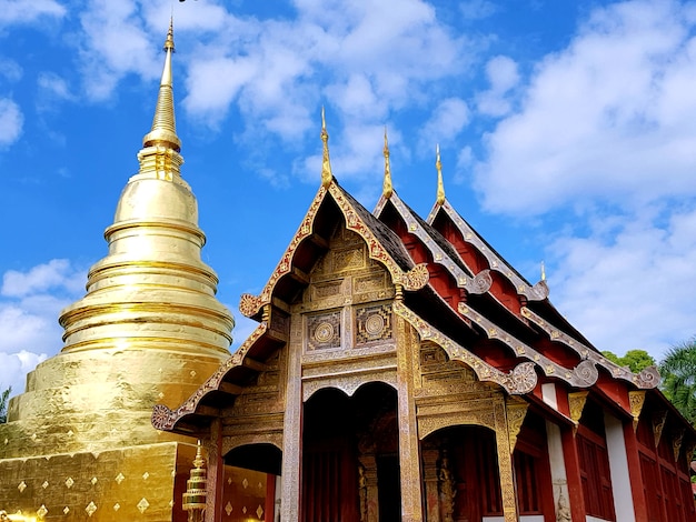 templo y pagoda dorada con fondo de cielo claro