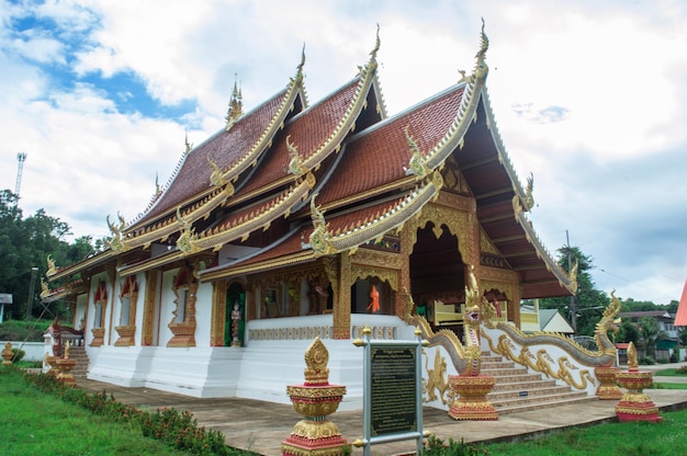 Templo pagode dourado em Wat Suan Dok Nan Tailândia