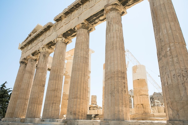 Templo del Partenón antiguas ruinas griegas en un día soleado en la Acrópolis de Atenas Grecia Acrópolis de Atenas en la colina con increíbles y hermosas ruinas Partenón