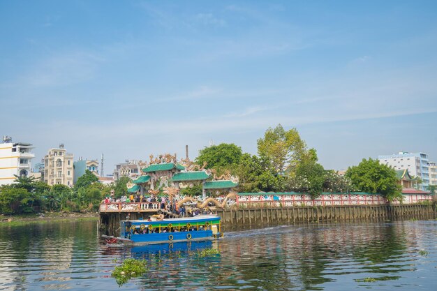 Templo Phu Chau Phu Chau Mieu Un templo flotante en el río Vam Thuat entre el distrito 12 y Go Vap