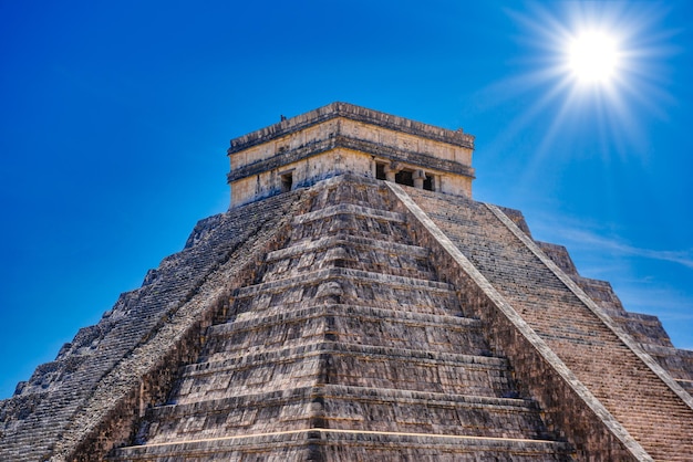 Foto templo pirámide de kukulcán el castillo chichén itzá yucatán méxico civilización maya