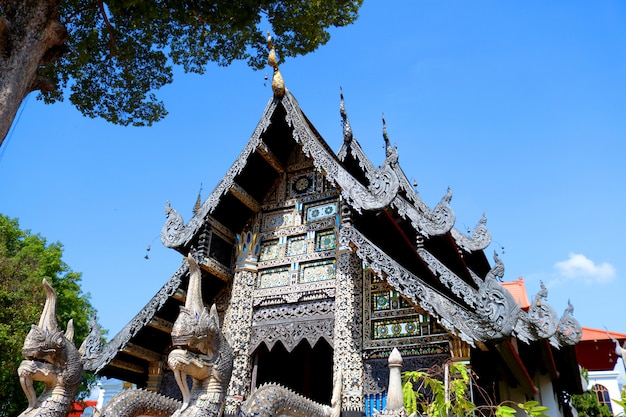 Foto templo de plata decorado con materiales de estilo tailandés de lanna