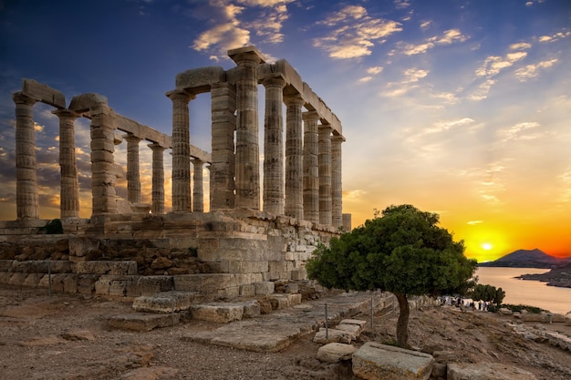 Templo de Poseidón contra el cielo durante la puesta del sol