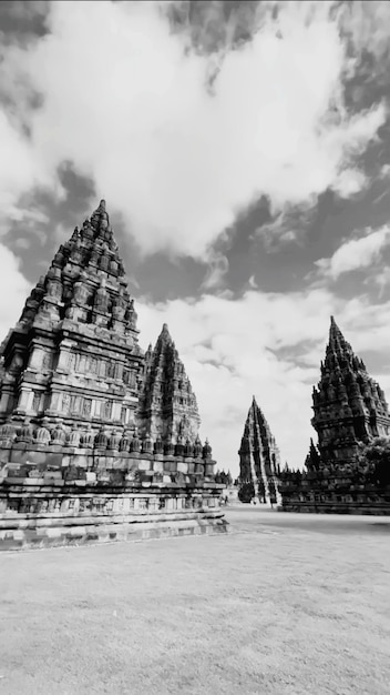 Foto templo de prambanam en el distrito de sleman jogjakarta java central la obra maestra de los antepasados del archipiélago fondo fondo fondo eyee