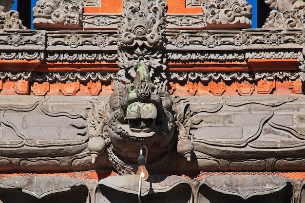 Templo pura besakih na ilha de bali, indonésia