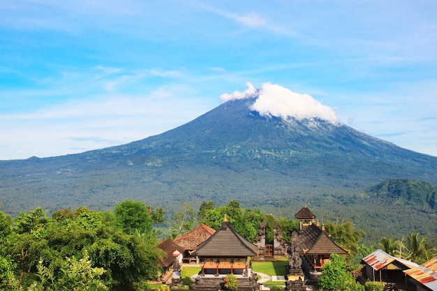 Templo Pura Lempuyang com o Monte Agung ao fundo em Bali, Indonésia. cultura balinesa