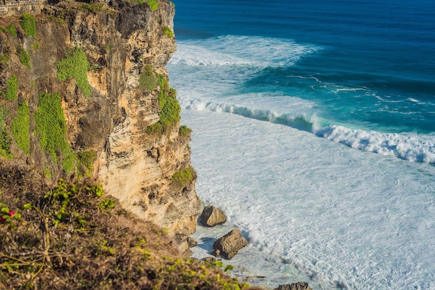 Templo Pura Luhur Uluwatu Bali Indonesia Impresionante paisaje acantilado con cielo azul y mar