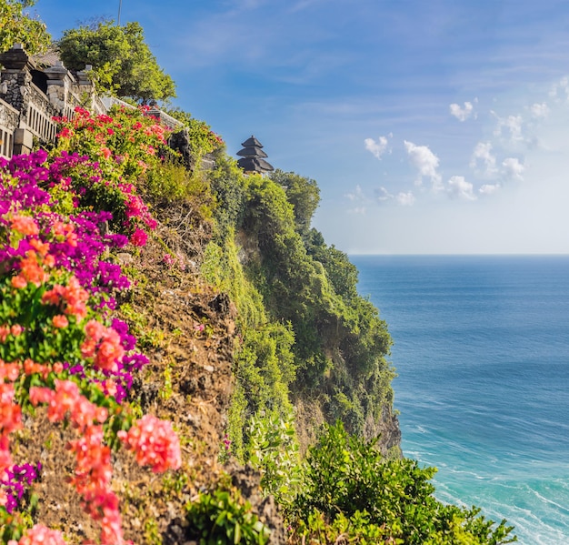 Templo Pura Luhur Uluwatu, Bali, Indonesia. Increíble paisaje - acantilado con cielo azul y mar.